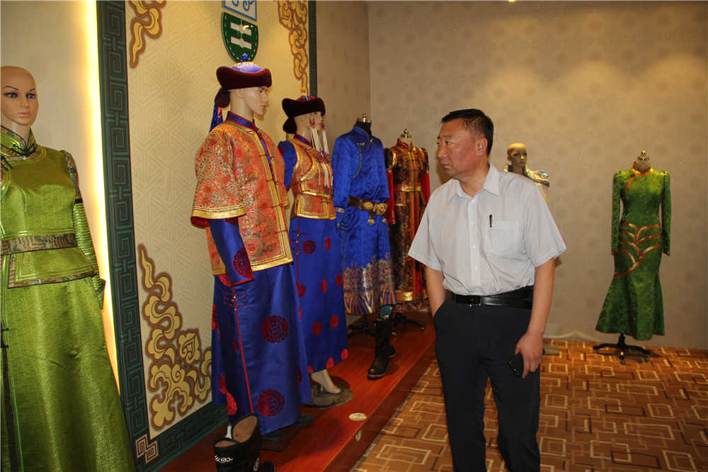 呼和浩特市人大常委會(huì)副主任、市工會(huì)主席斯欽畢力格一行深入內(nèi)蒙古德利源民族服飾有限公司開(kāi)展調(diào)研工作。
