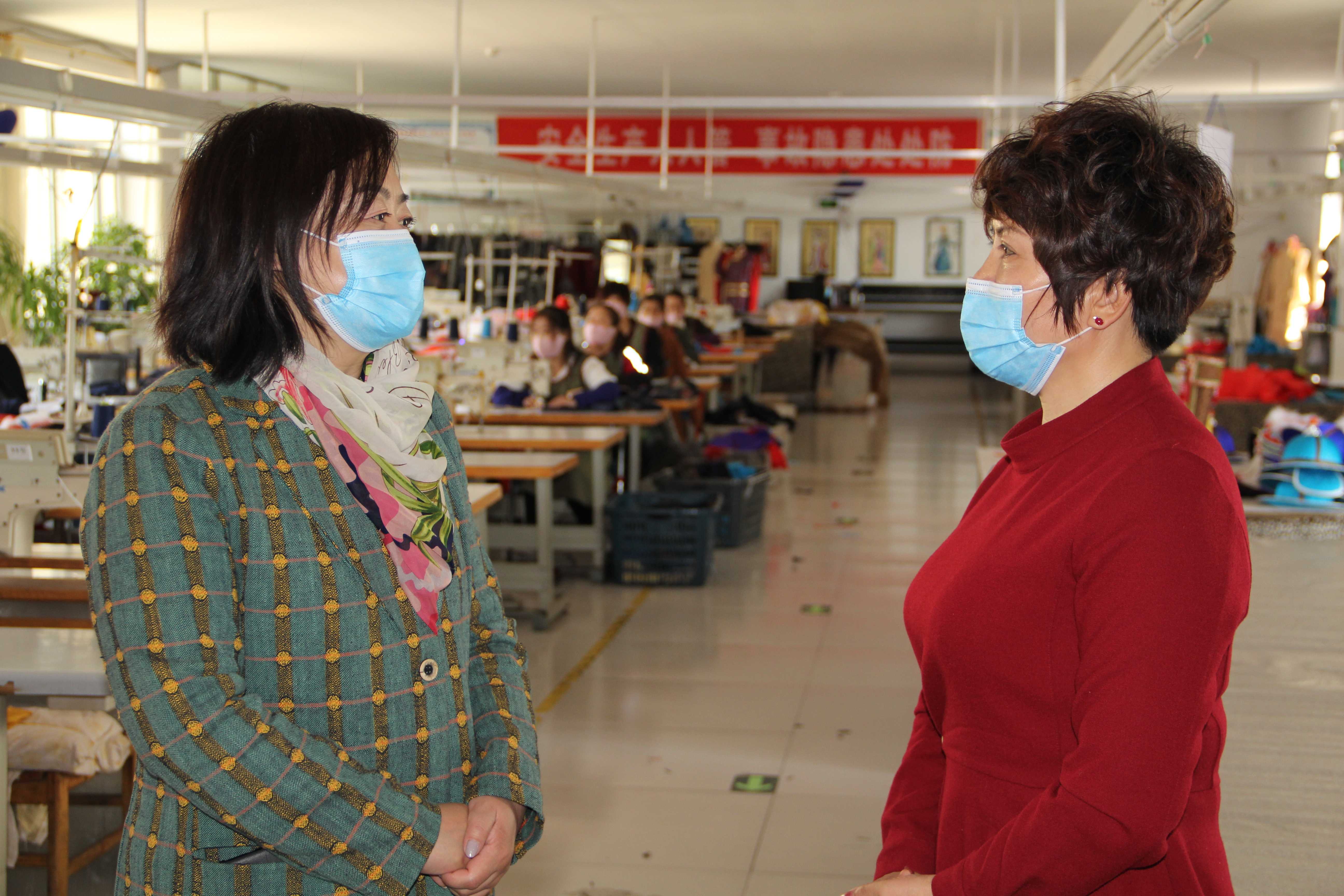 呼和浩特市婦聯(lián)深入內(nèi)蒙古德利源民族服飾有限公司開(kāi)展“草原巾幗脫貧行動(dòng)”專題調(diào)研