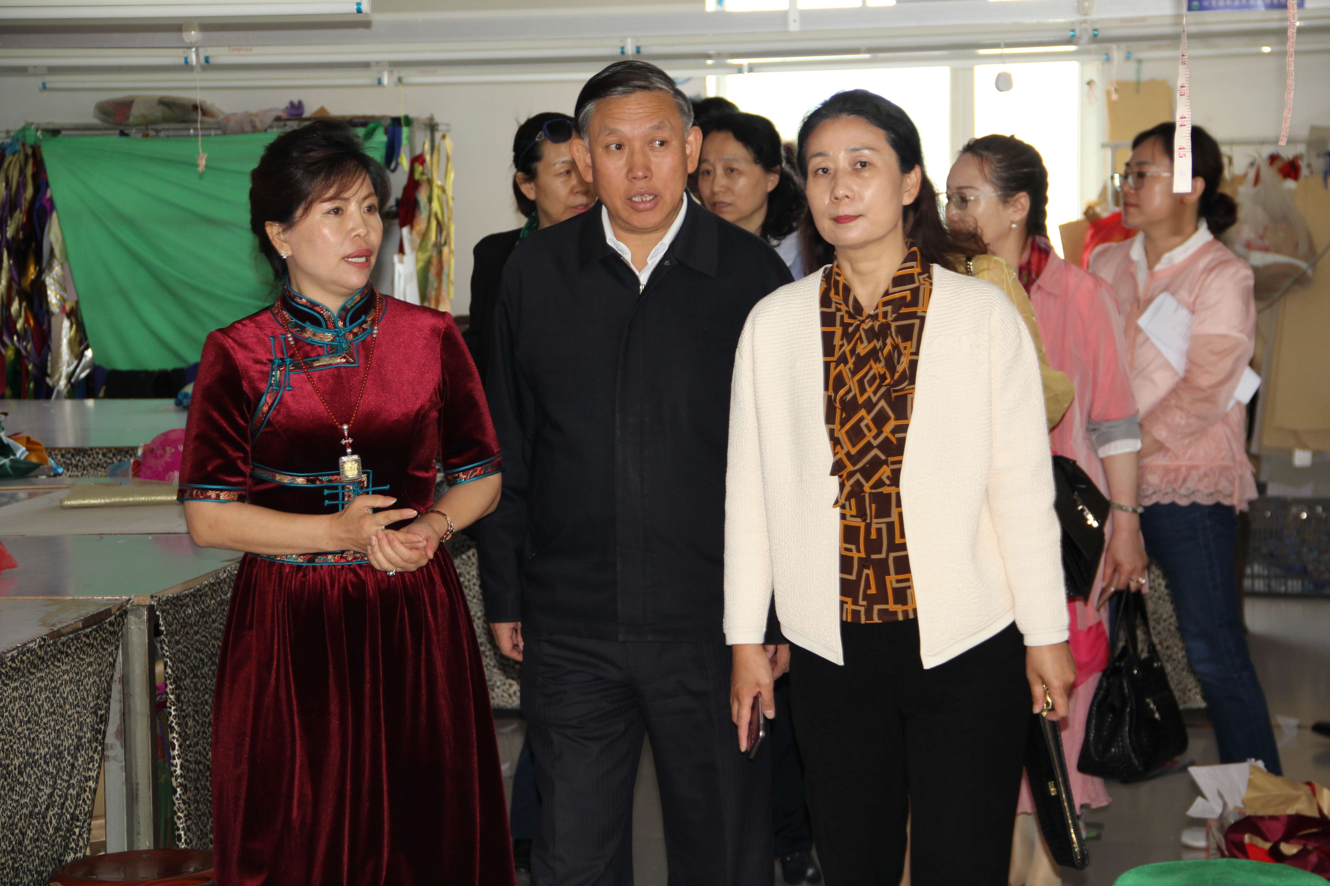 內(nèi)蒙古自治區(qū)政協(xié)調(diào)研組一行來(lái)到內(nèi)蒙古德利源民族服飾有限公司開(kāi)展調(diào)研工作