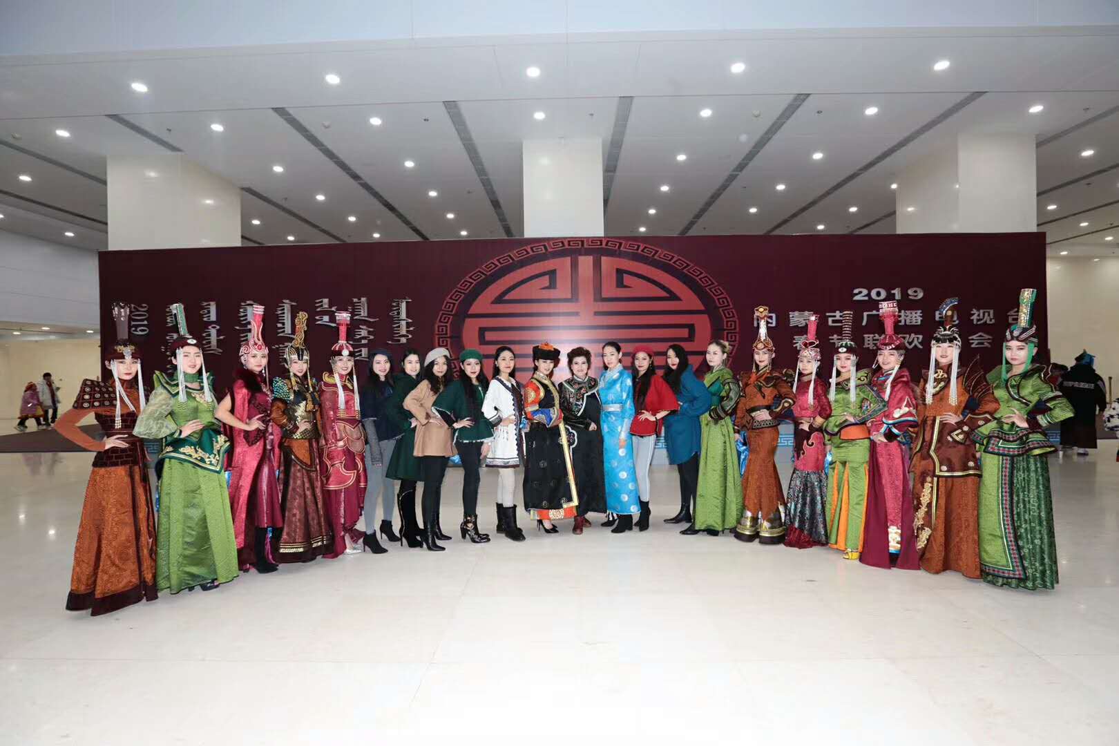 德利源服飾公司攜手蘇力德民族藝術(shù)團(tuán)傾情助力2019蒙語春晚