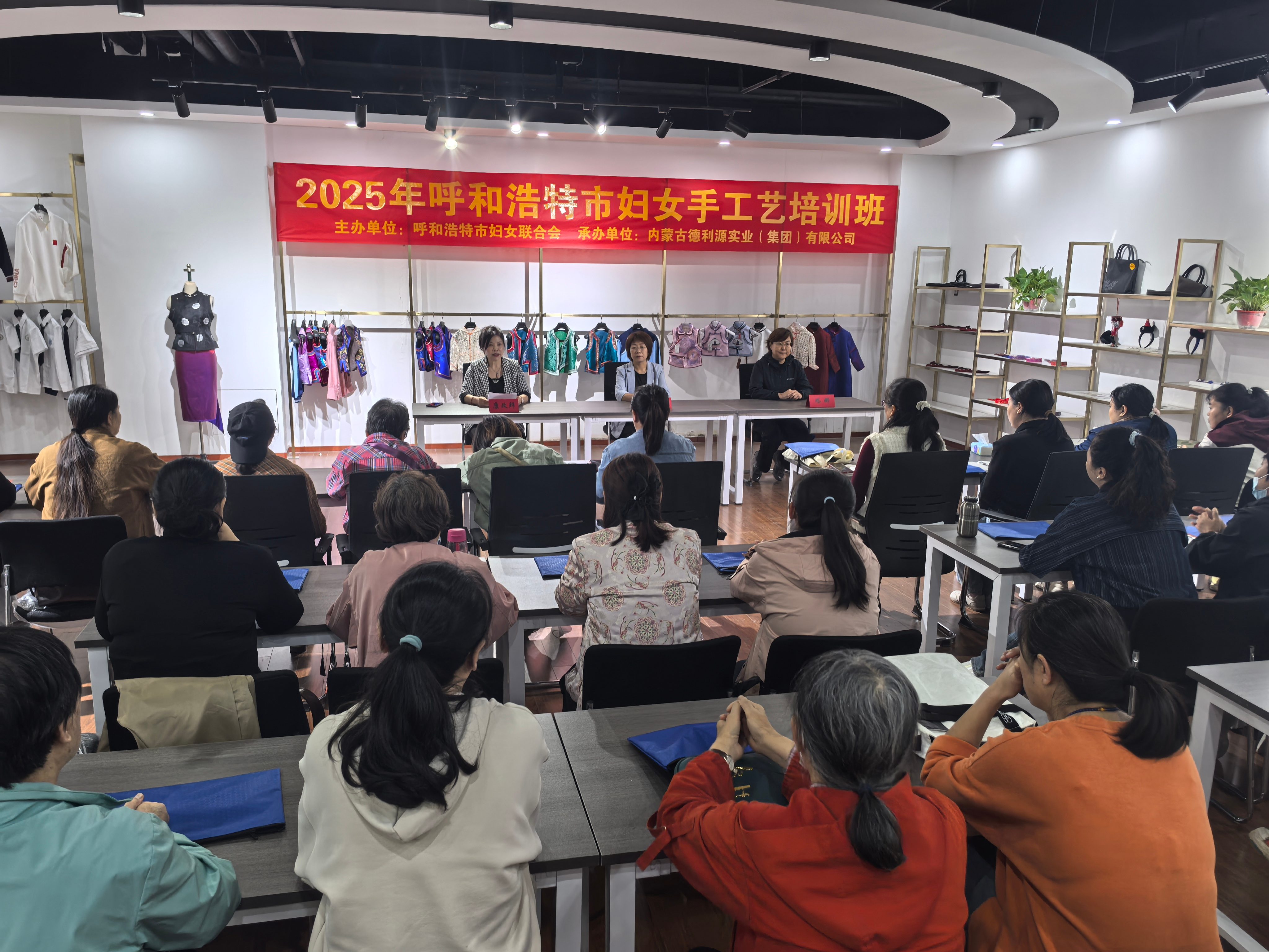 家門口學技能，靈活就業(yè)有門路！2025年呼和浩特市婦聯婦女手工藝培訓圓滿完成